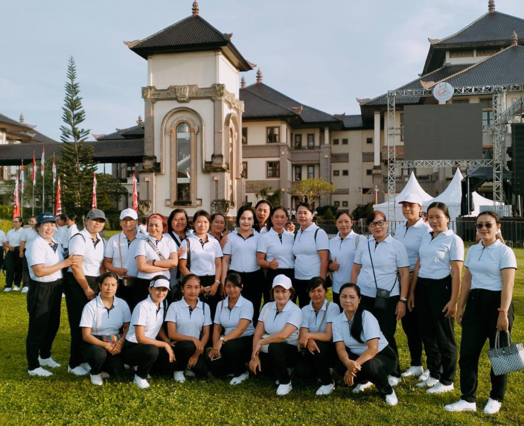 Semangat dan Menyehatkan Tubuh PKK Desa Dalung Ikuti Senam GARBASARI di Lapangan Puspem Badung